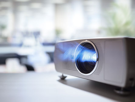 5 Educational Advantages of Incorporating Classroom Projectors into the School Environment